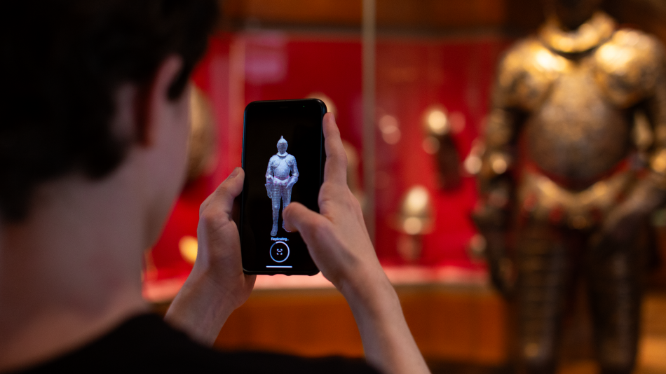 Verizon The Met Replica